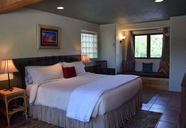 Kamar yang dirancang untuk ketenangan dan meditasi dengan sentuhan mewah